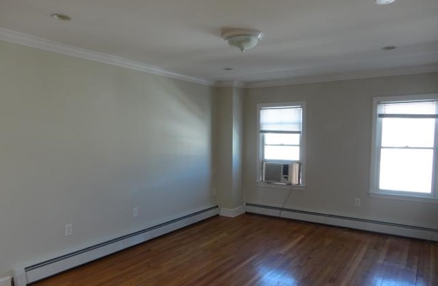3 bed, 1 bath apartment for rent at 133 7th St Unit 3, South Boston — photo 4 of 10