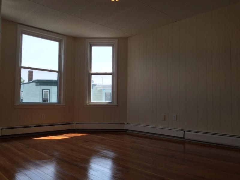 3 bed, 1 bath apartment for rent at 297 Maverick St Unit 2, East Boston — photo 4 of 6