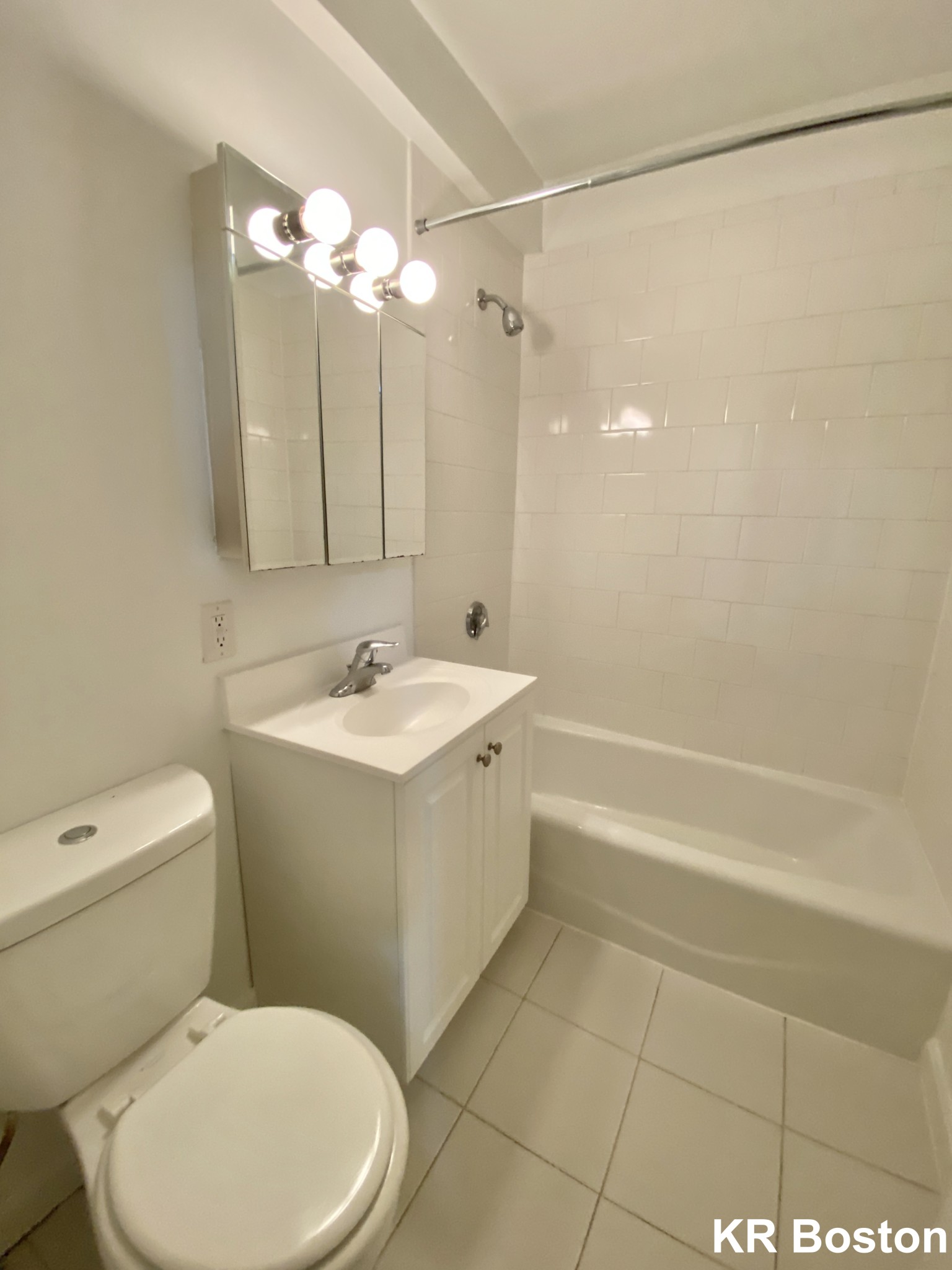 2 bed, 1 bath apartment for rent at 137 Mount Auburn Unit 302, Harvard Square — photo 1 of 6