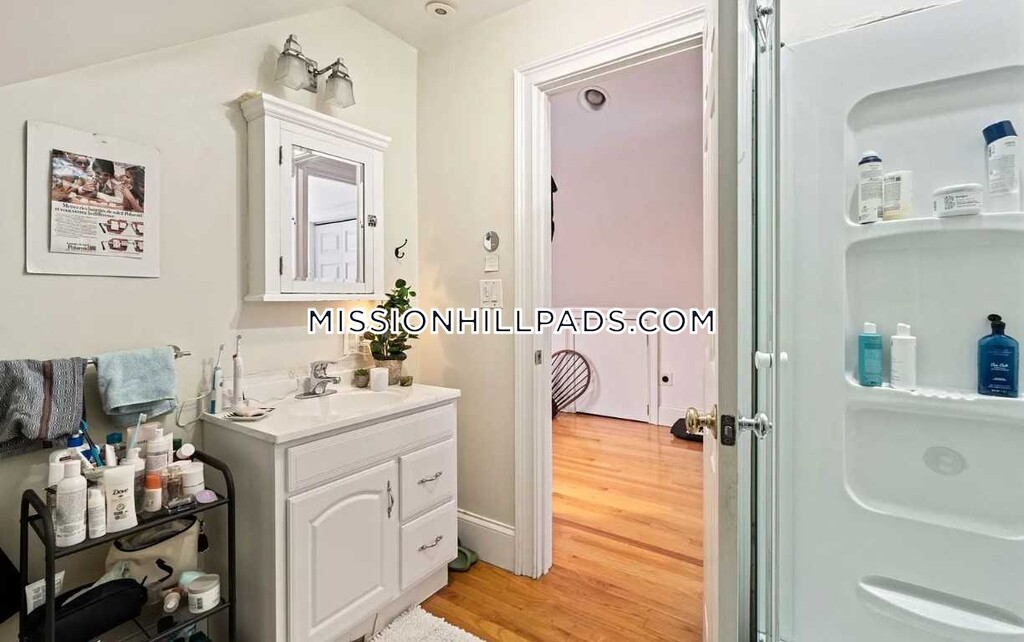 5 bed, 3 bath apartment for rent at 70 Hillside St Unit 3, Mission Hill — photo 4 of 11