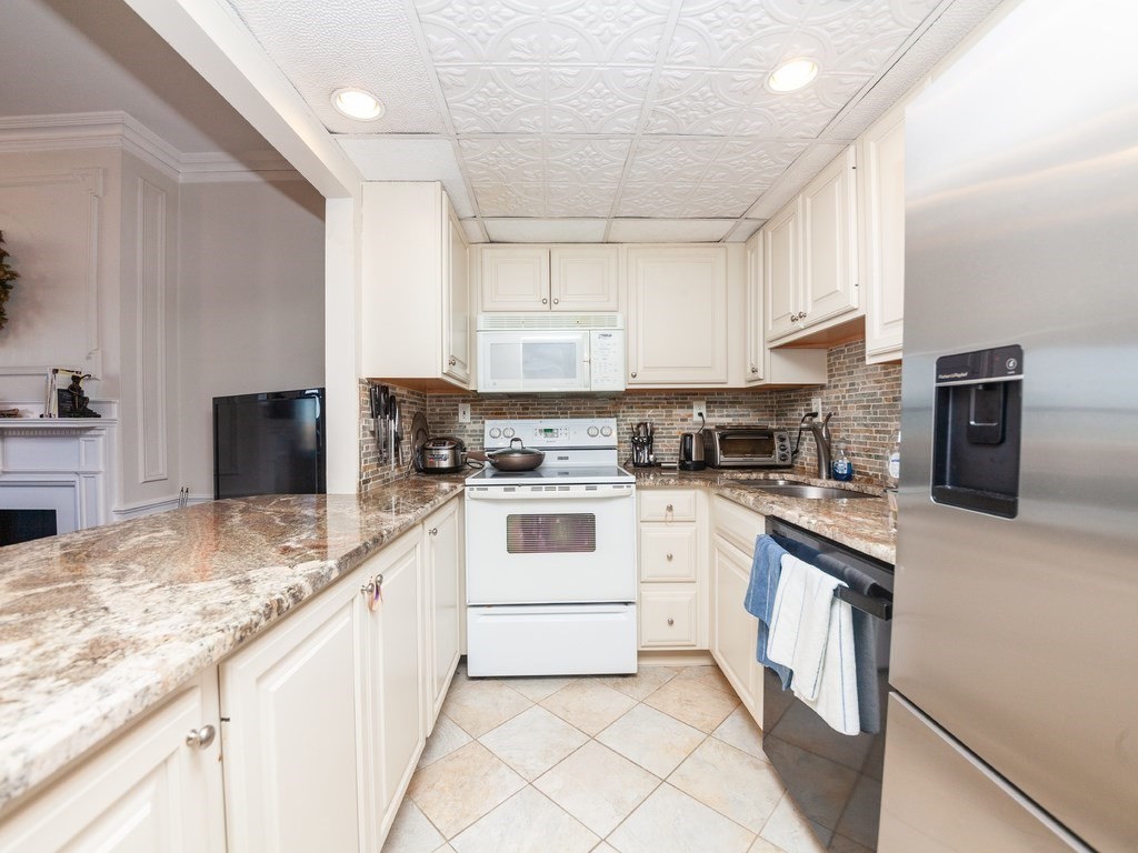 2 bed, 1 bath apartment for rent at 466 Commonwealth Ave Unit 801, Back Bay — photo 4 of 6