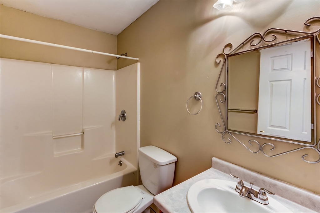 28 Ptarmigan Dr, Shrewsbury