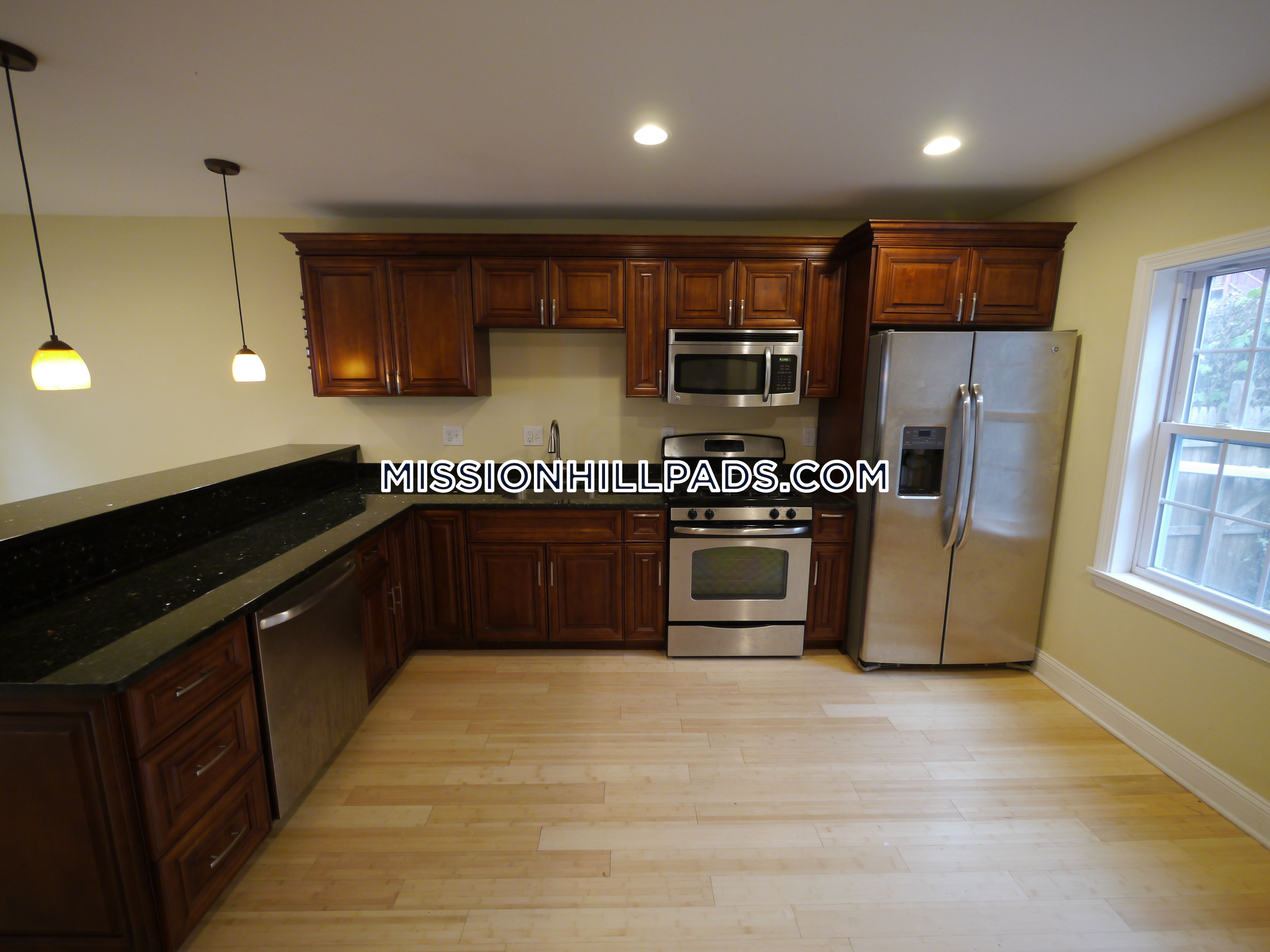 4 bed, 2 bath apartment for rent at 5 Saint James Pl Unit 1, Roxbury — photo 3 of 13