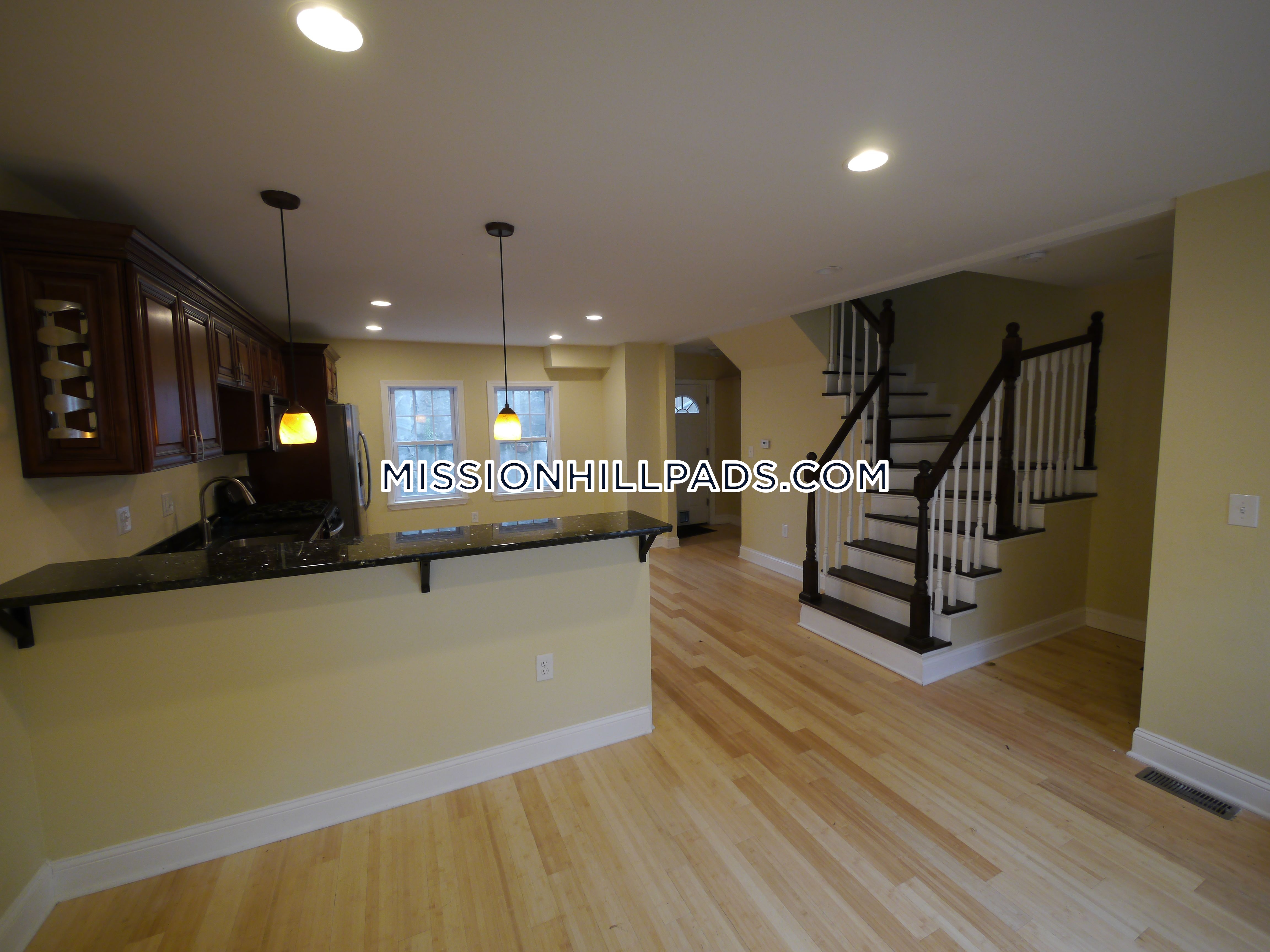 4 bed, 2 bath apartment for rent at 5 Saint James Pl Unit 1, Roxbury — photo 4 of 13