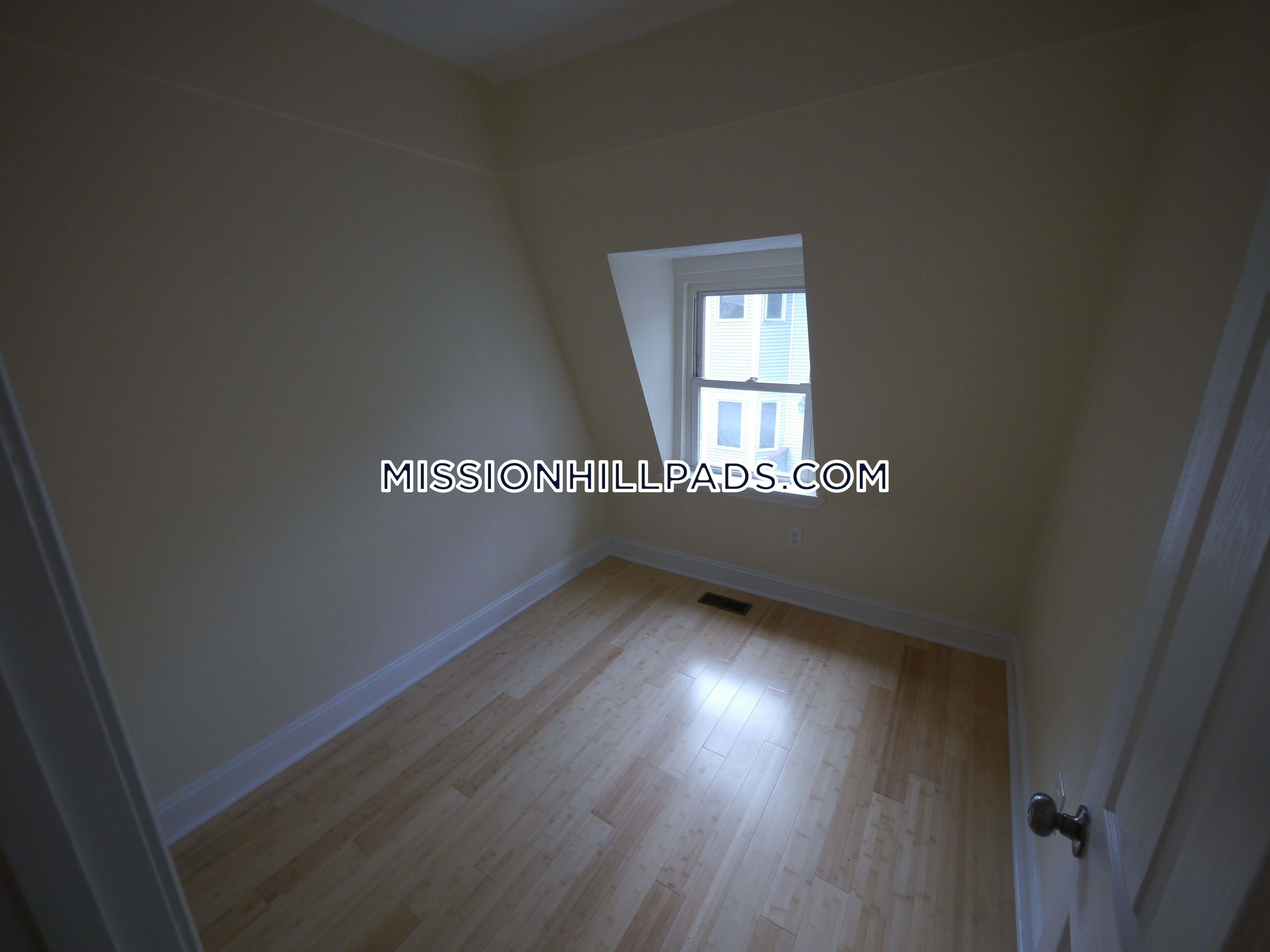 4 bed, 2 bath apartment for rent at 5 Saint James Pl Unit 1, Roxbury — photo 7 of 13