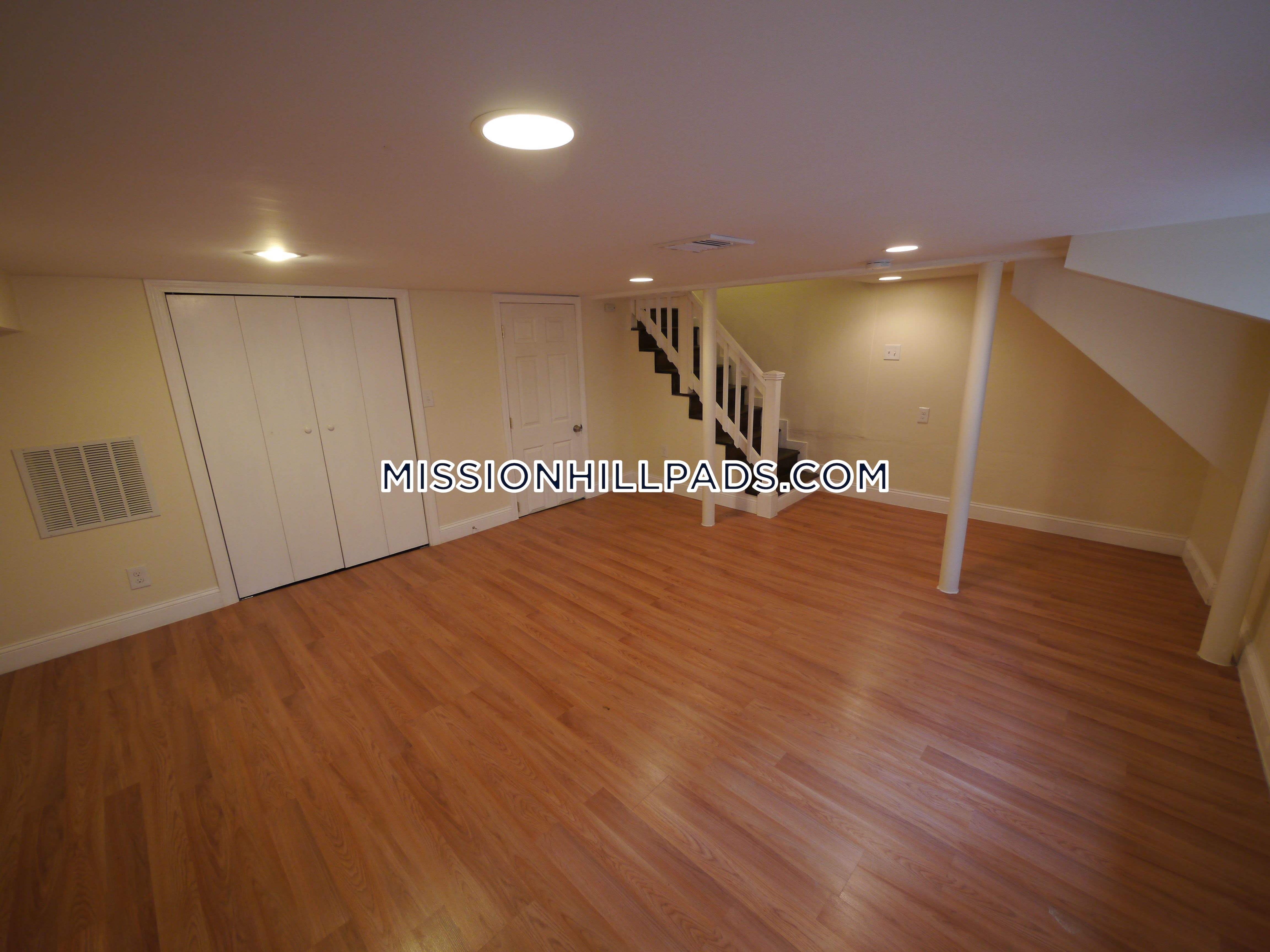 4 bed, 2 bath apartment for rent at 5 Saint James Pl Unit 1, Roxbury — photo 9 of 13