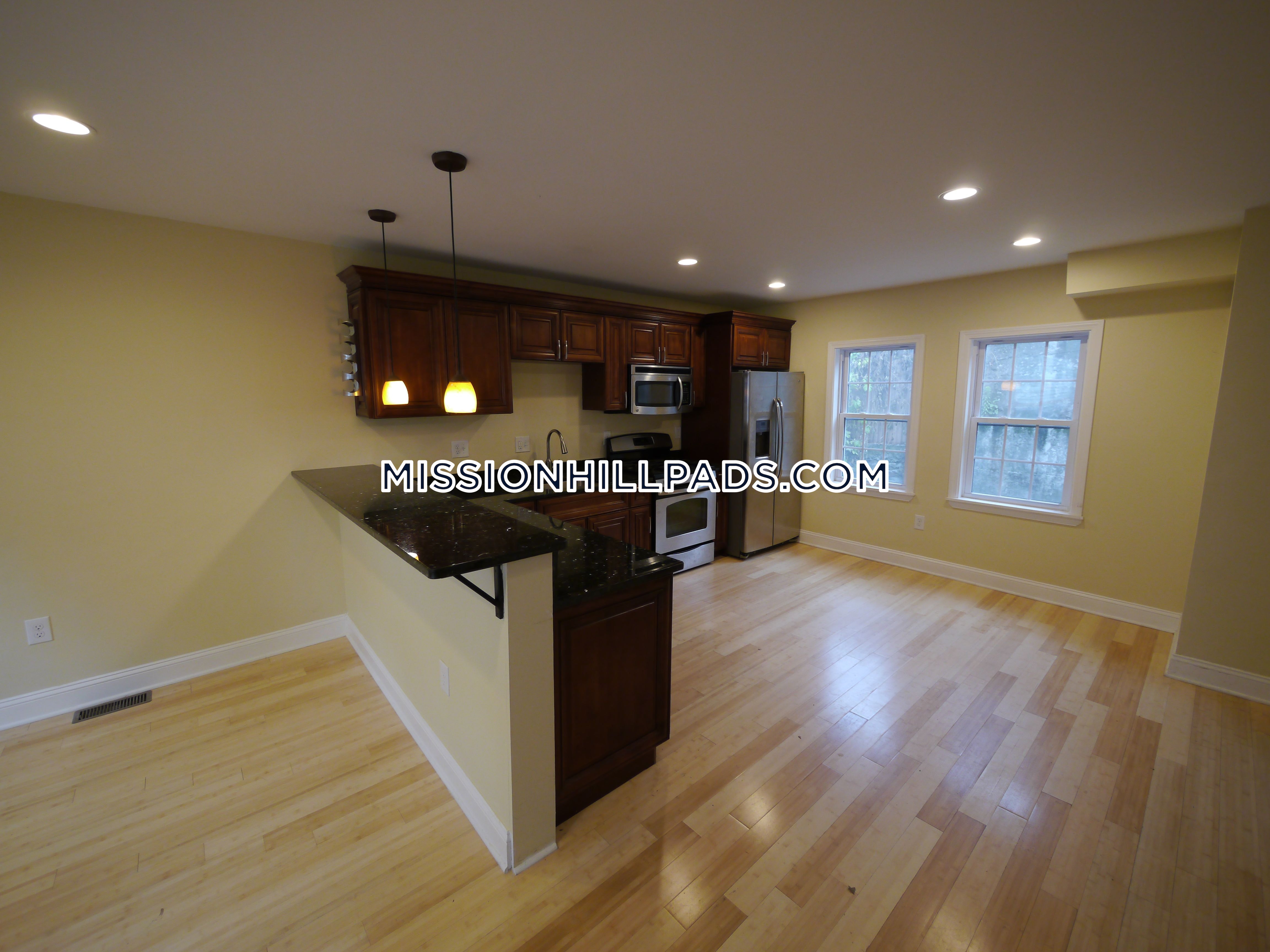 4 bed, 2 bath apartment for rent at 5 Saint James Pl Unit 1, Roxbury — photo 1 of 13