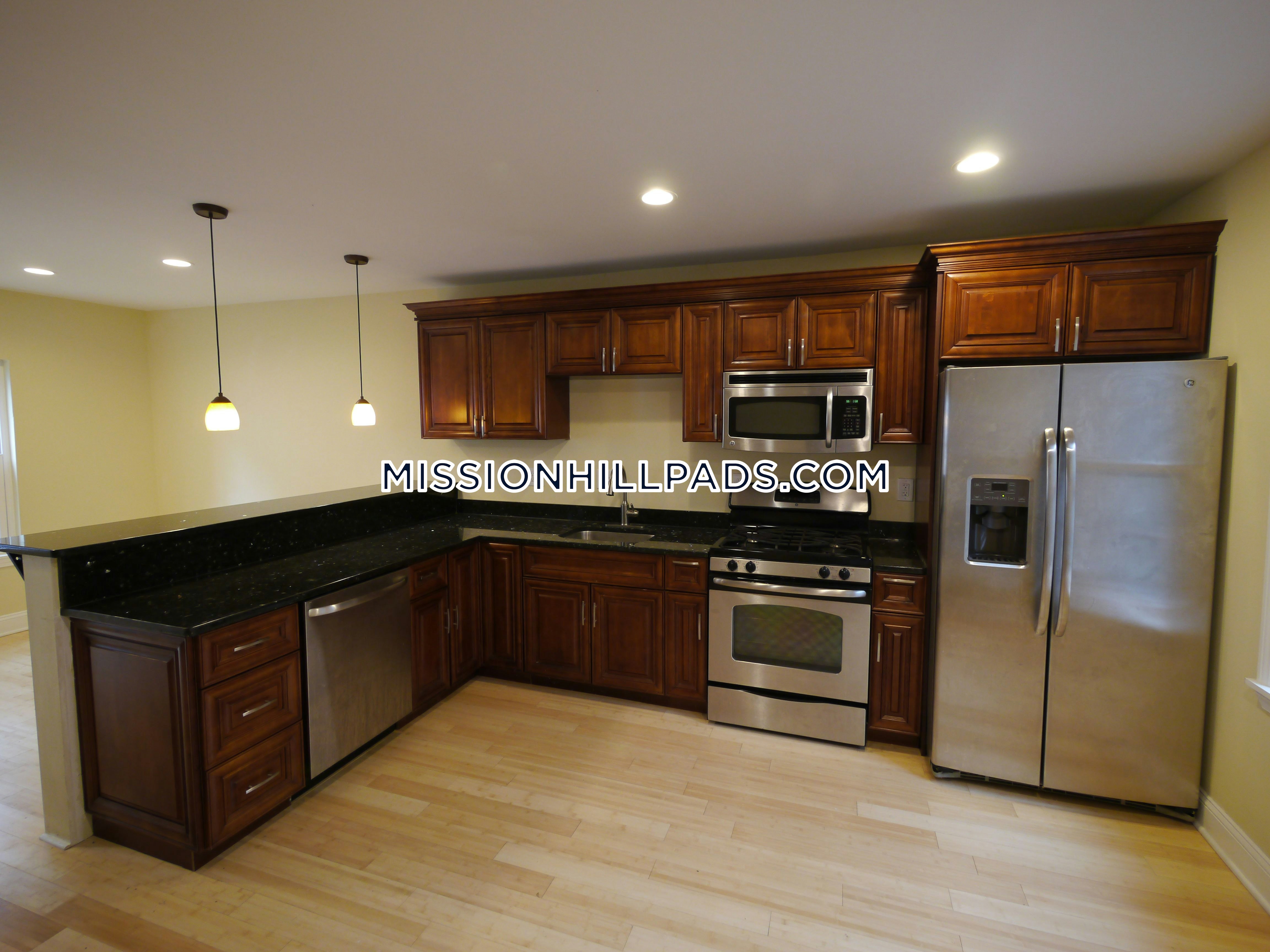 4 bed, 2 bath apartment for rent at 5 Saint James Pl Unit 1, Roxbury — photo 2 of 13