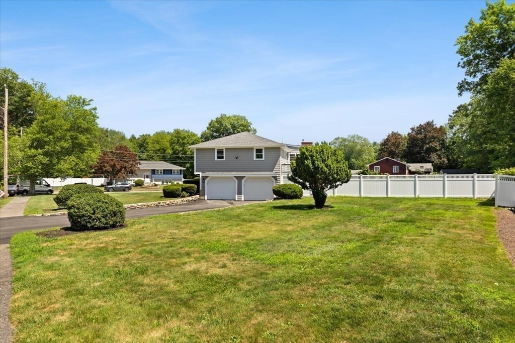 19 Coach Ln, Norwood