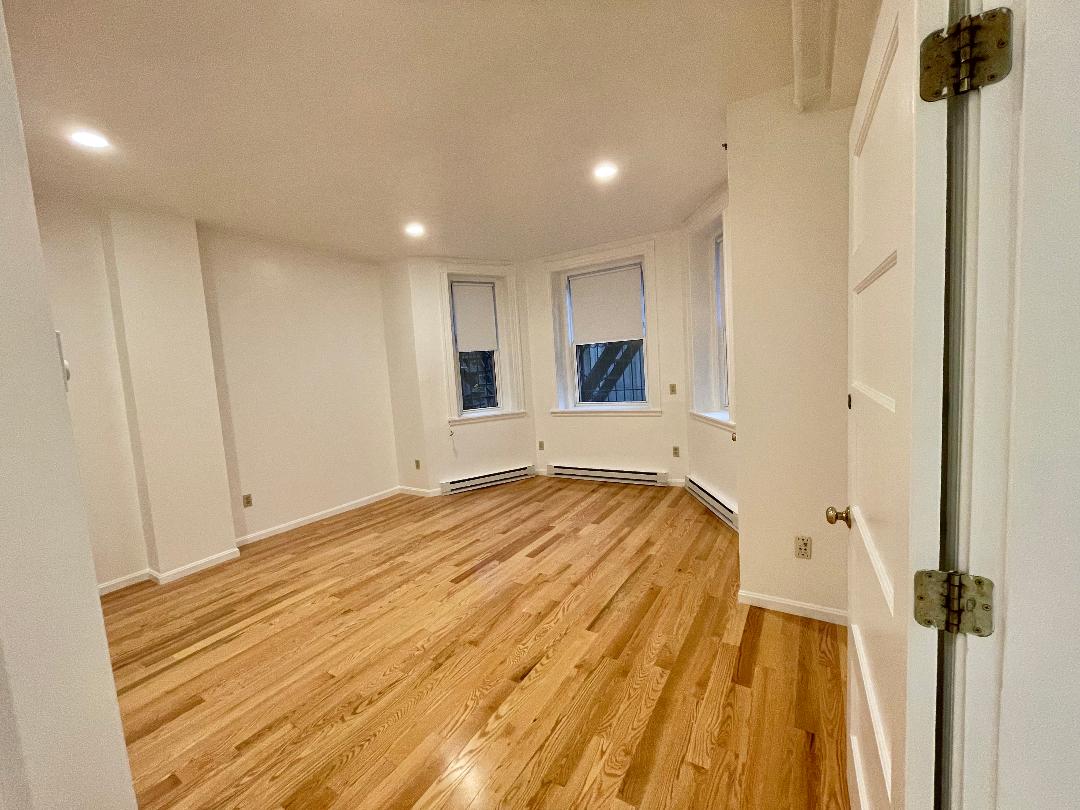 1077 Beacon St, Longwood