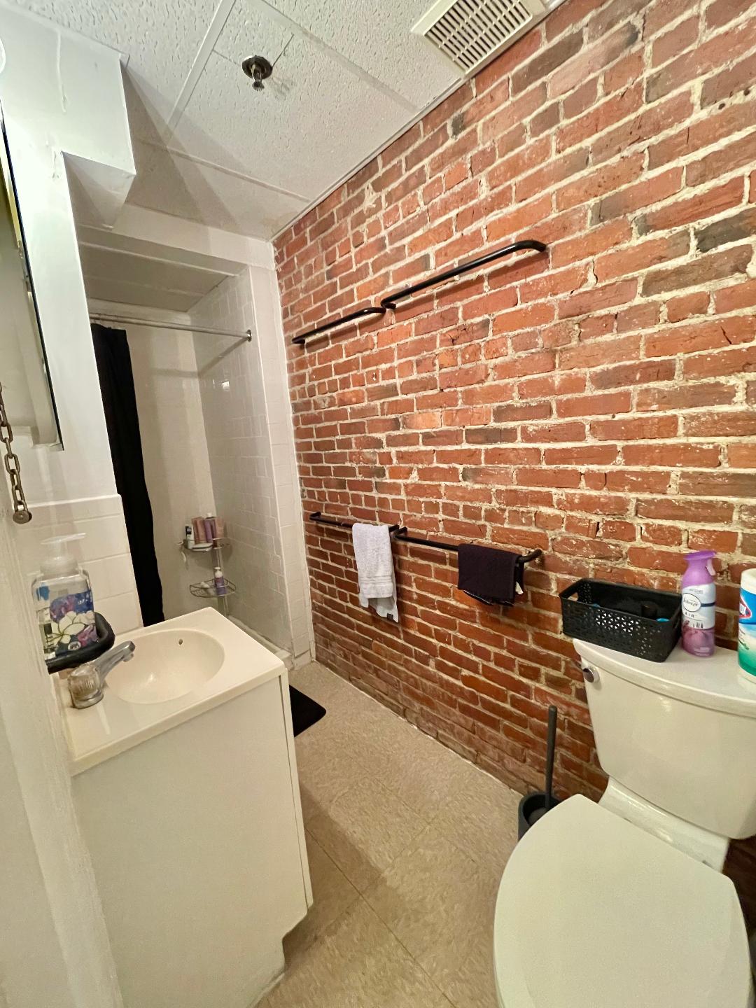 1061 Beacon St, Longwood