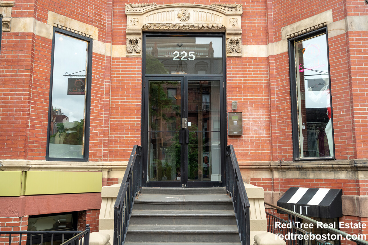 225 Newbury St, Back Bay