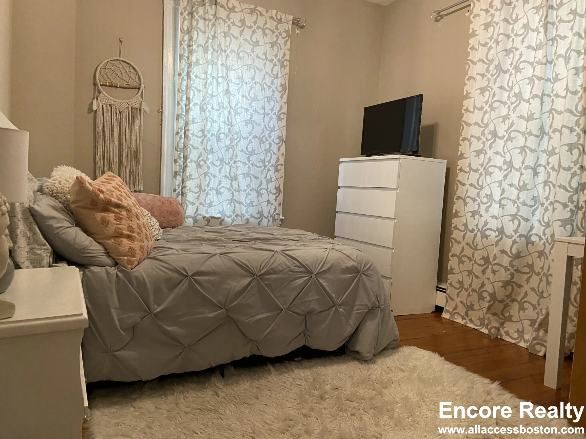 8 Sunset St, Mission Hill