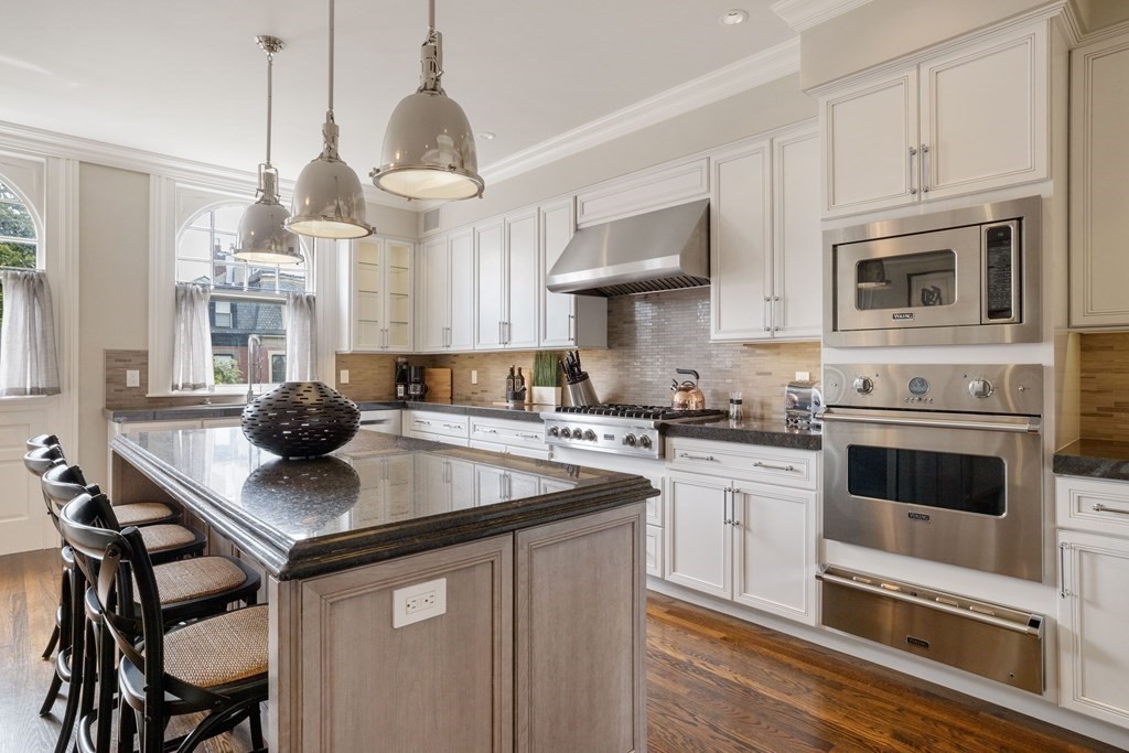 3 bed, 2.5 bath apartment for rent at 2116 Beacon St Unit 2, Back Bay — photo 1 of 28