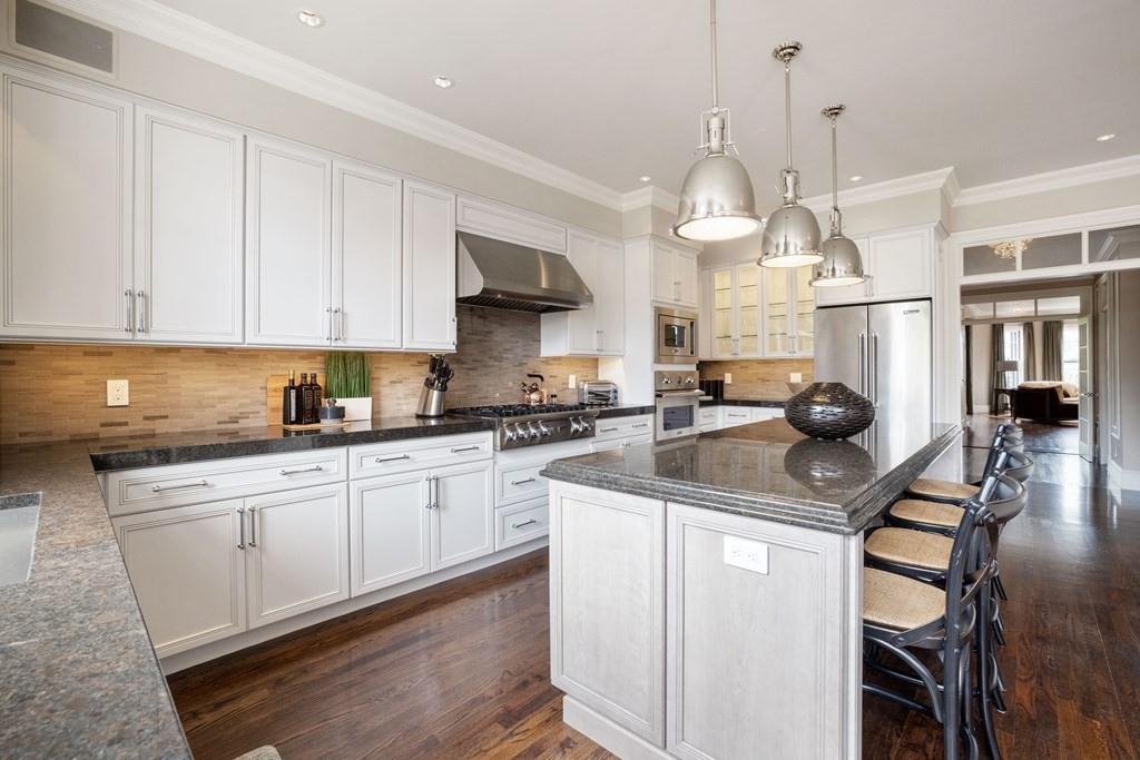 3 bed, 2.5 bath apartment for rent at 2116 Beacon St Unit 2, Back Bay — photo 4 of 28