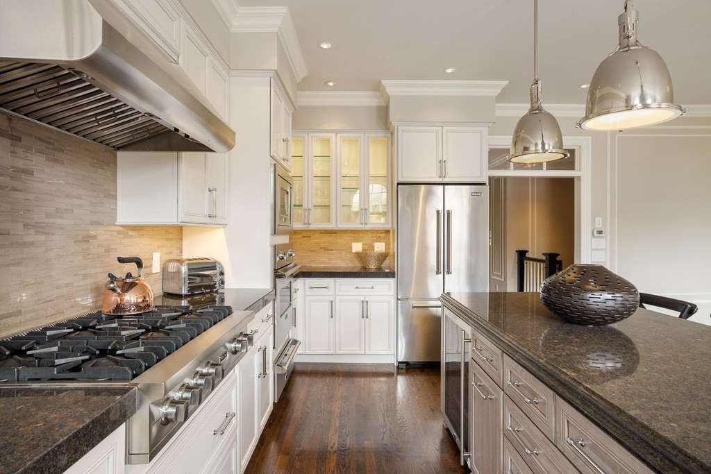 3 bed, 2.5 bath apartment for rent at 2116 Beacon St Unit 2, Back Bay — photo 5 of 28