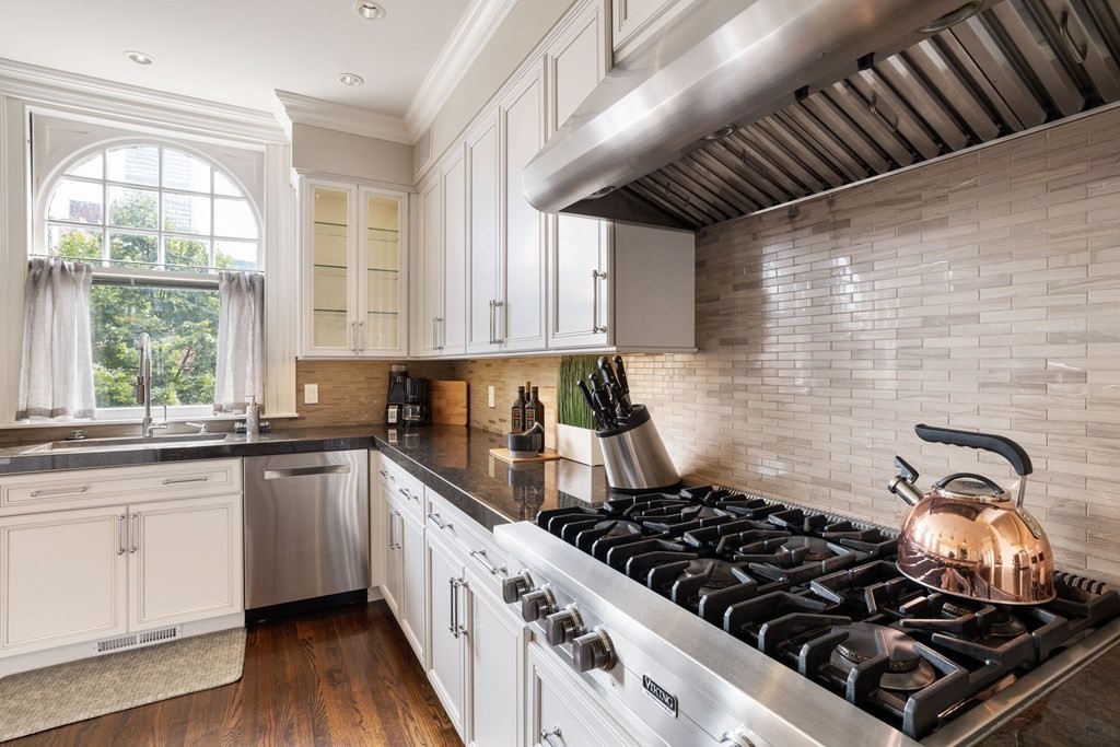 3 bed, 2.5 bath apartment for rent at 2116 Beacon St Unit 2, Back Bay — photo 6 of 28
