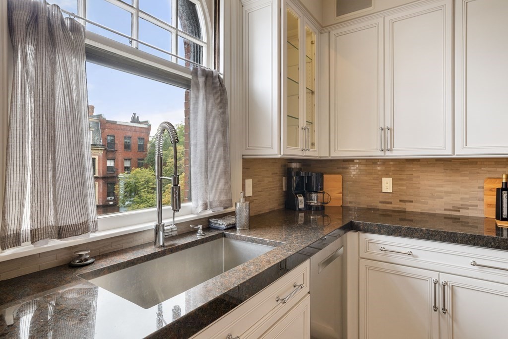 3 bed, 2.5 bath apartment for rent at 2116 Beacon St Unit 2, Back Bay — photo 7 of 28