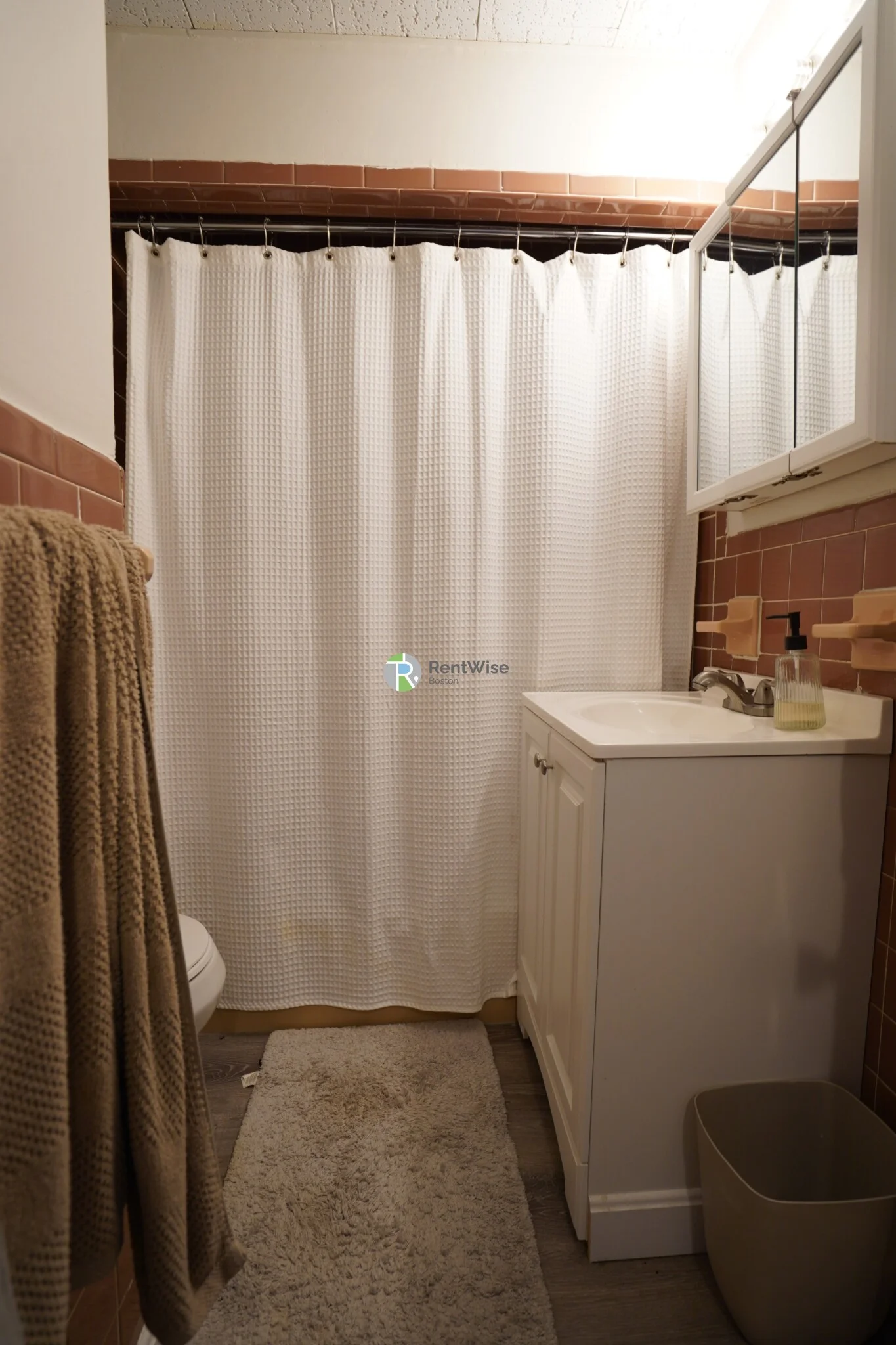 1055 Beacon St, Longwood