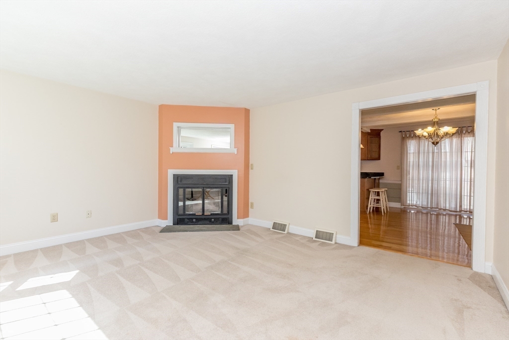 55 Prescott Dr, Chelmsford