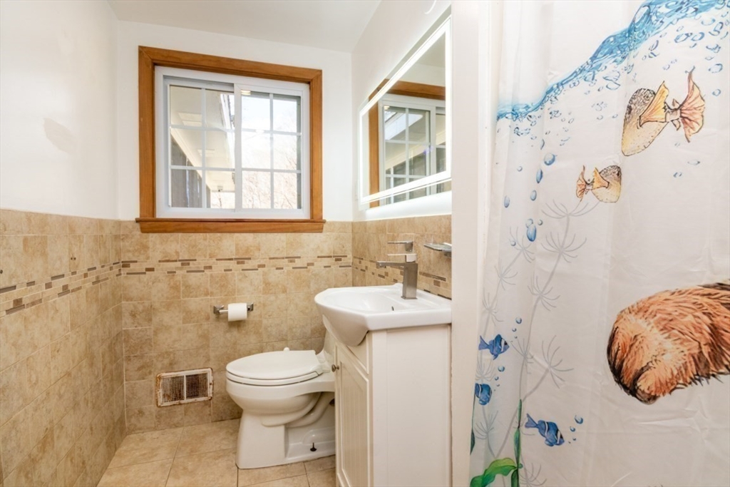 22 Livoli Rd, Framingham