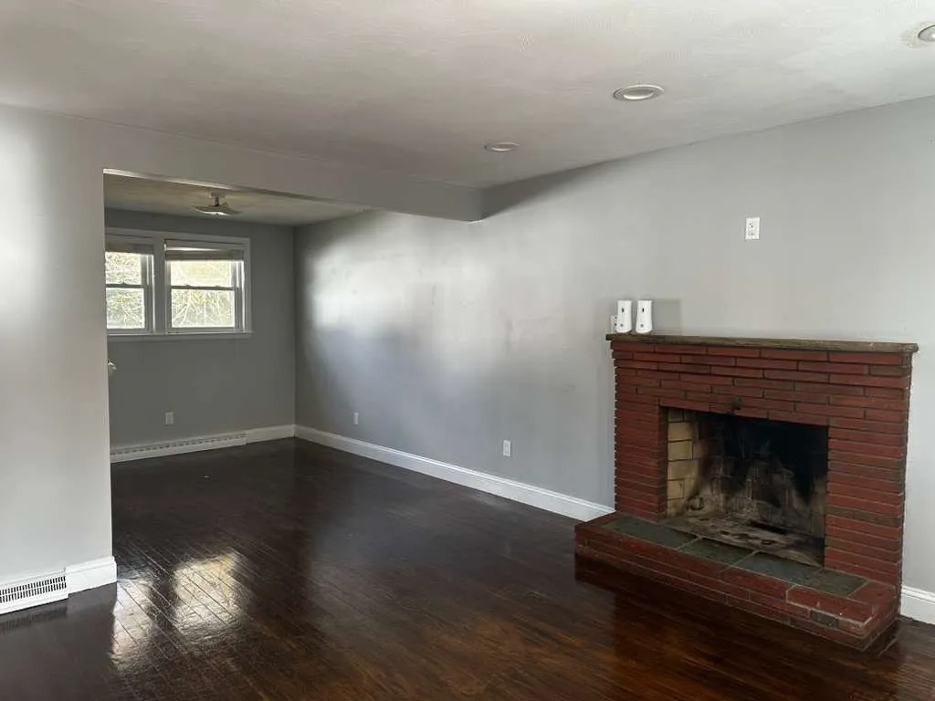 63 Mcgarvey Rd, Stoughton