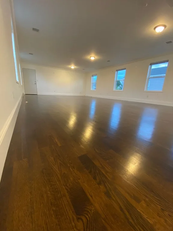 373 Crescent Ave, Chelsea