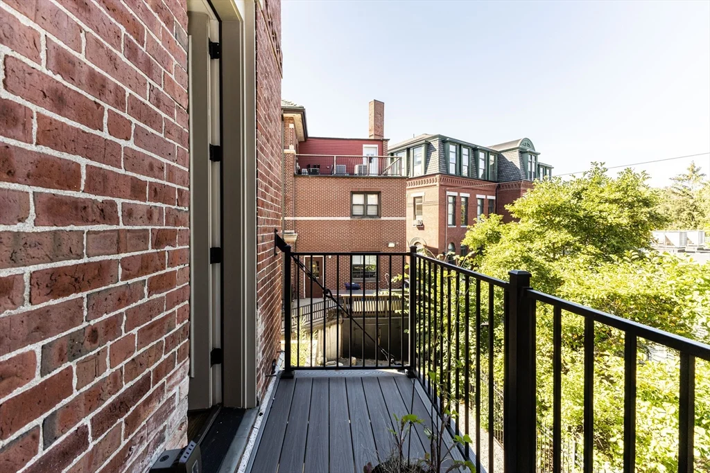 85 Regent St, Roxbury