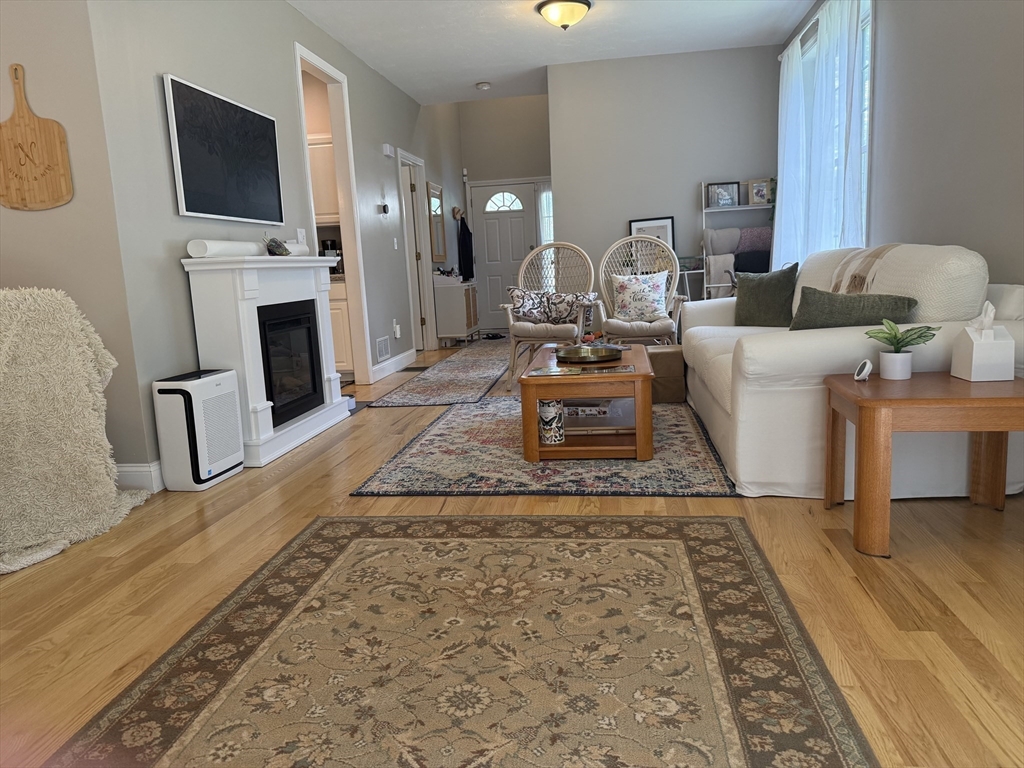 28 Ptarmigan Dr, Shrewsbury