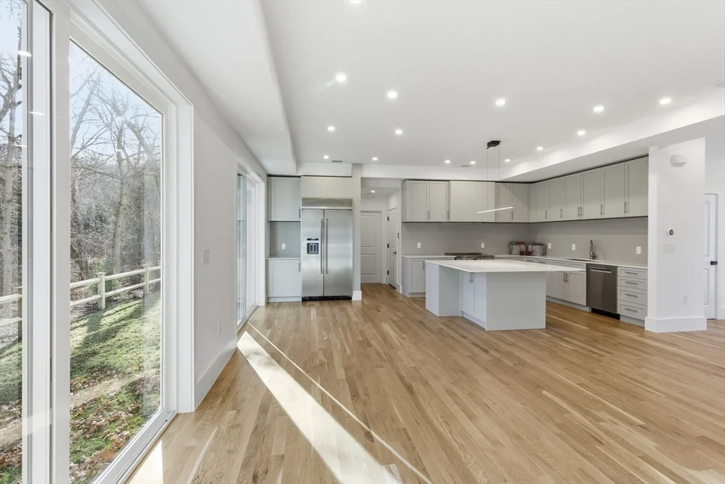 82 Louise Rd, Chestnut Hill