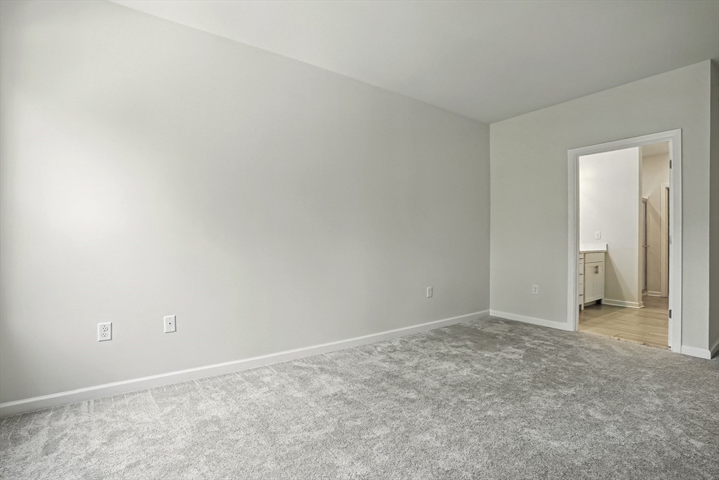 4 Winslow Ln, Grafton