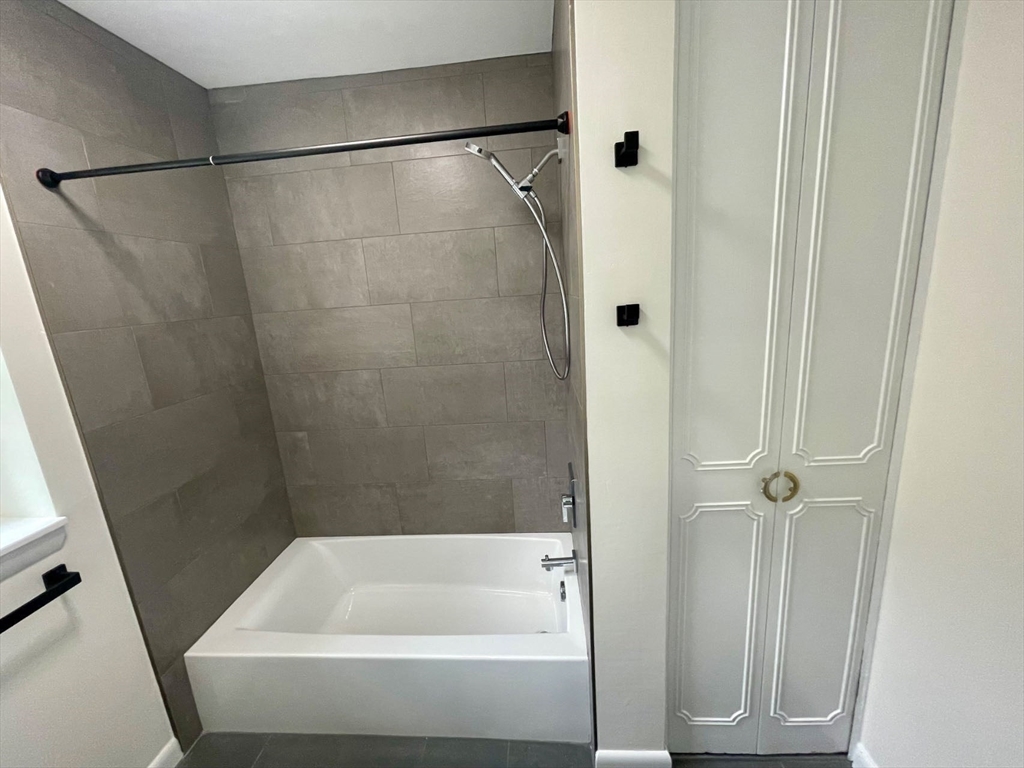 10 Lake Shore Ct, Brighton