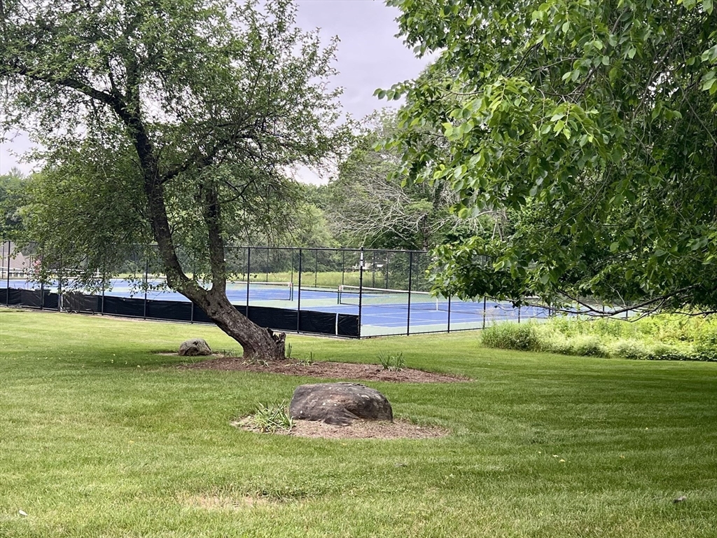 8 Stonegate Ln, Bedford