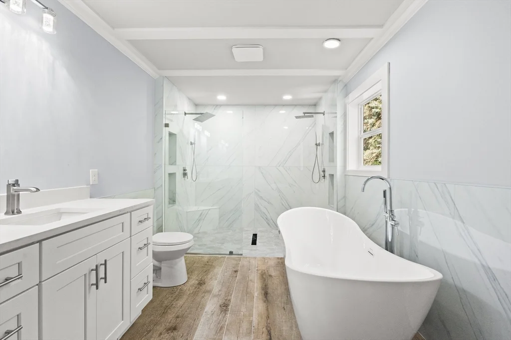 24 Country Club Dr, Plymouth