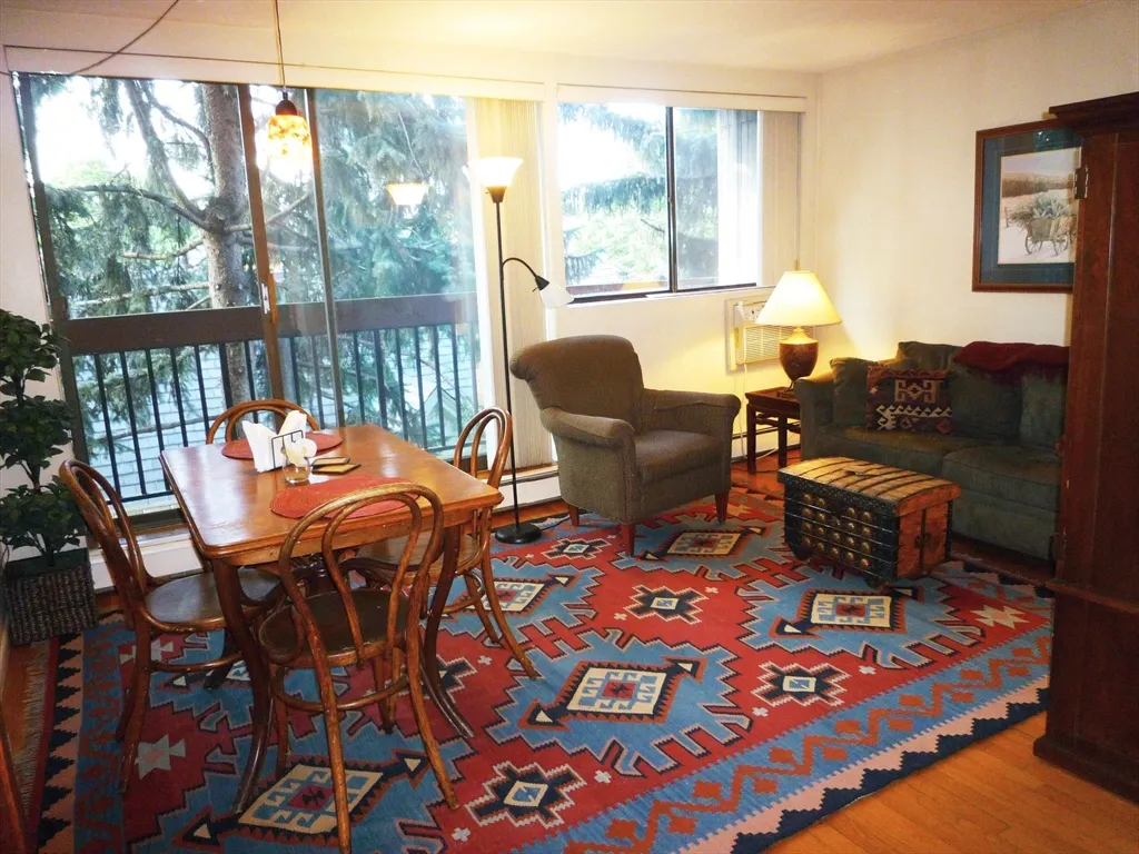 1643 Cambridge St, Mid-Cambridge