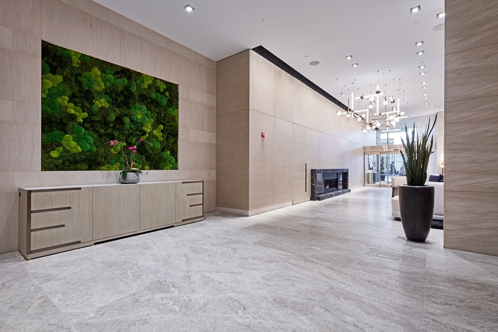 65 E India Row, Waterfront