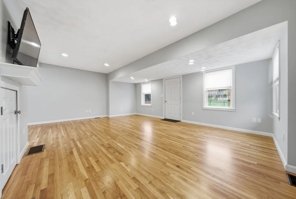 184 Park St, North Reading