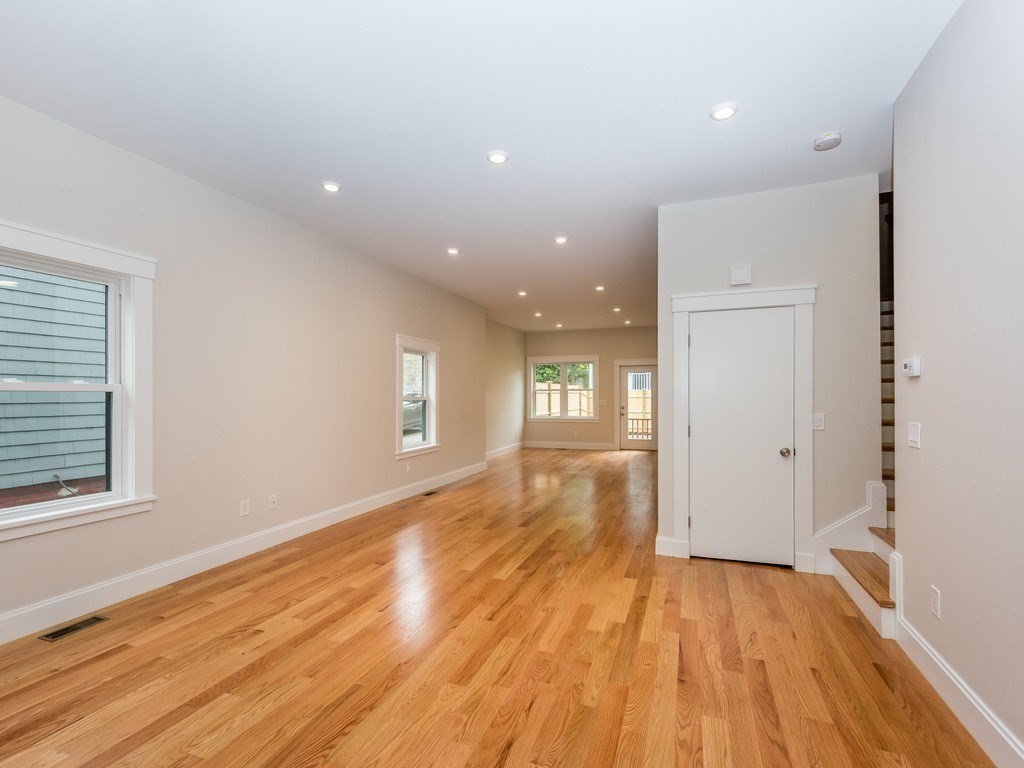 47 Wallace St, Tufts