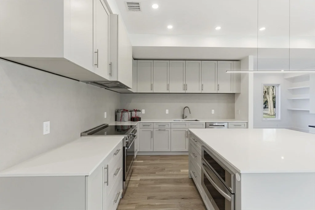 82 Louise Rd, Chestnut Hill