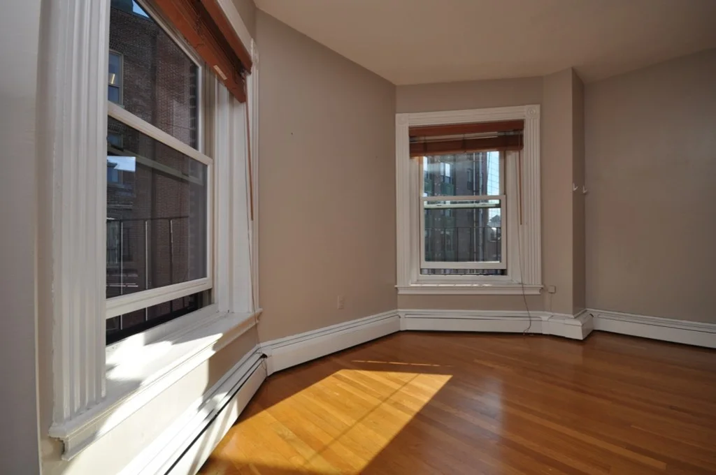 218 Newbury St, Back Bay