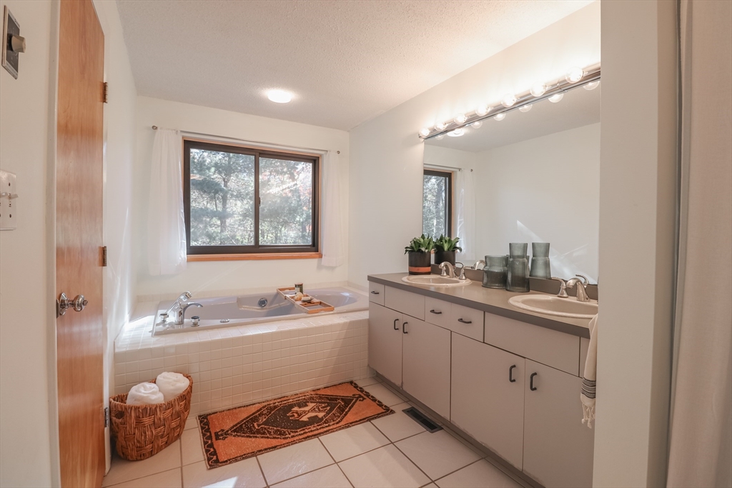 15 Thoreau Dr, Easton