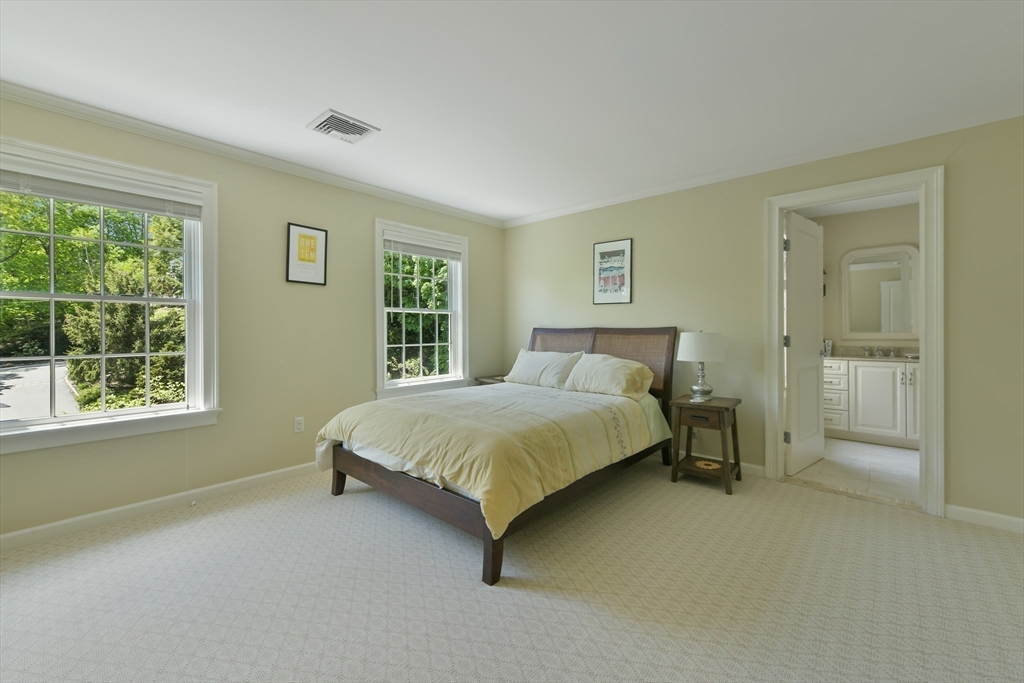 3 Wood Ln, Winchester