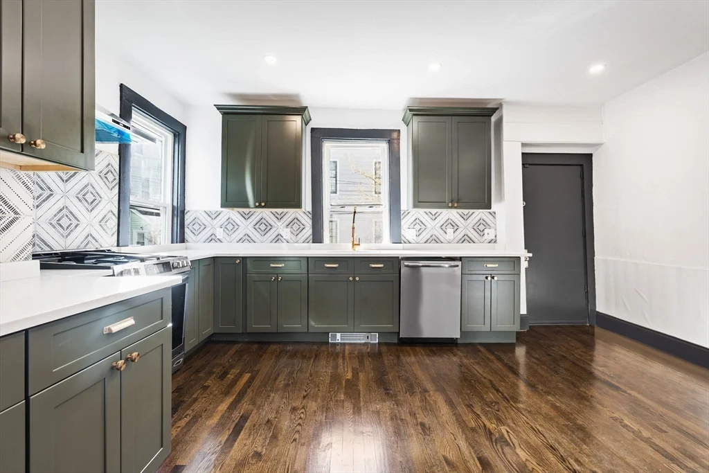 8-10 Carlton St, Ward Two