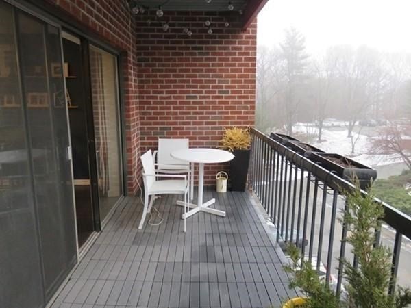 3 Summit Dr, Reading