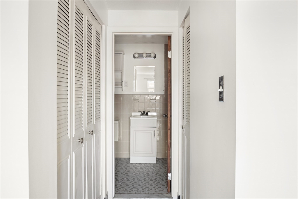 11 Old Colony Ln, Arlington Heights