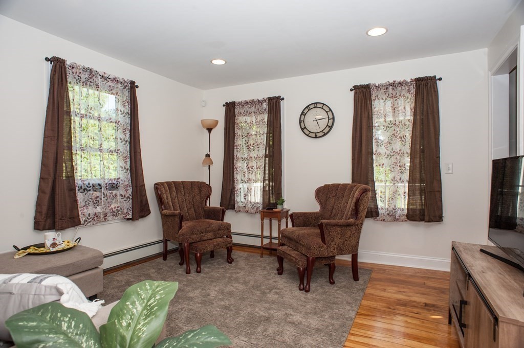 123 N Main St, Uxbridge