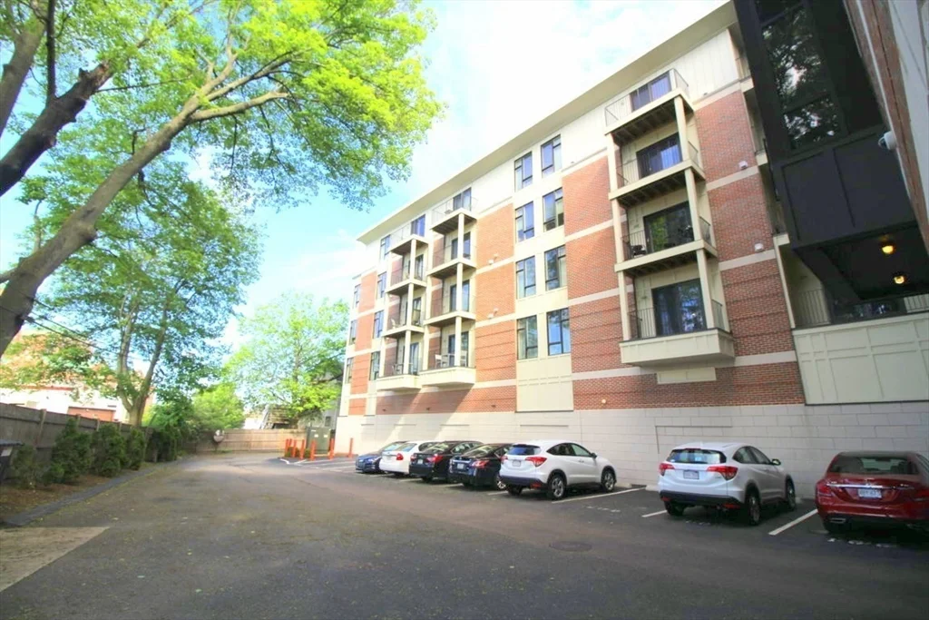 533 Cambridge St, Oak Square