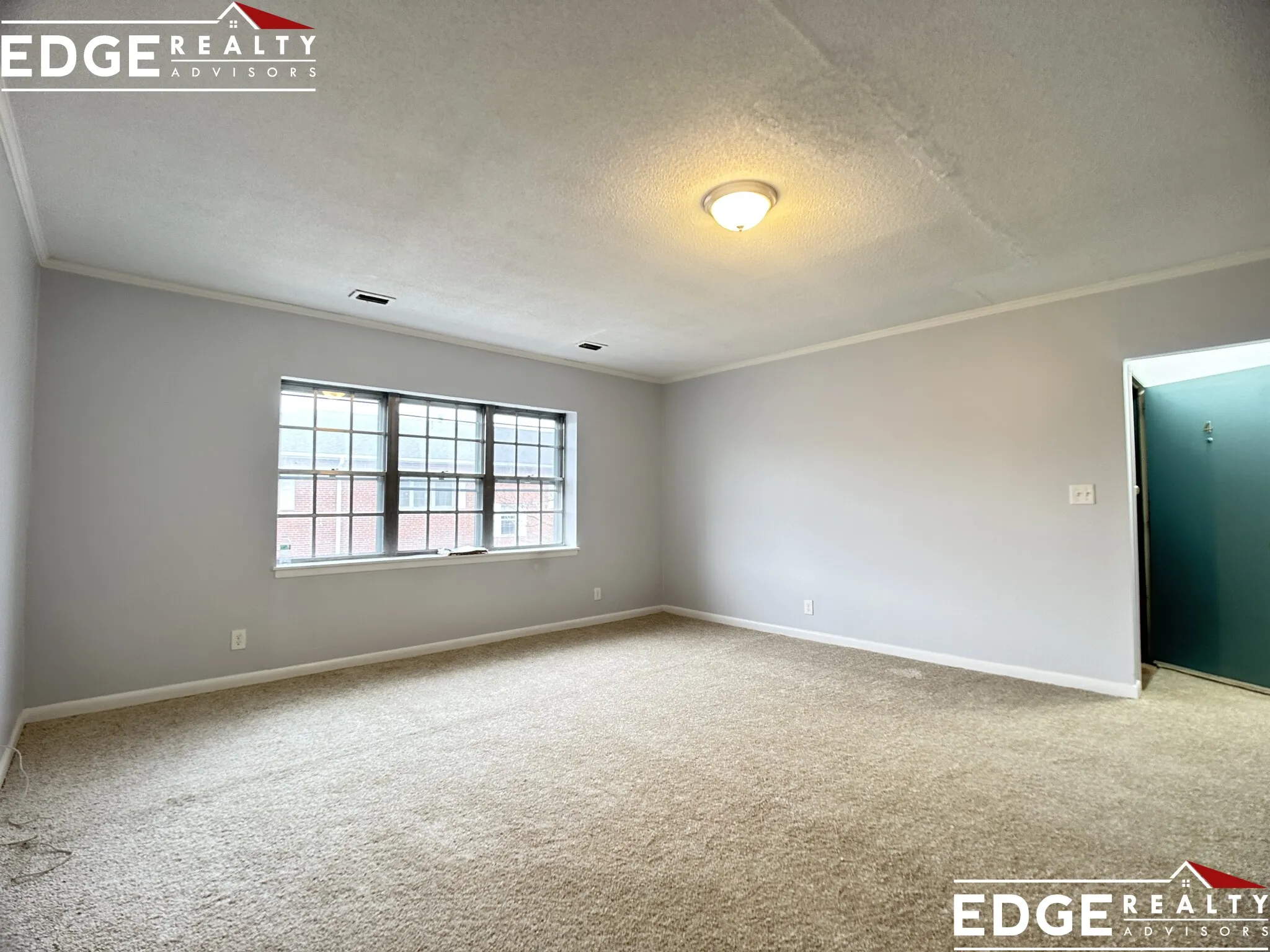 180 Lake Shore Rd, Oak Square