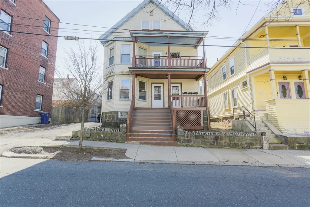 31 Roslyn, Salem