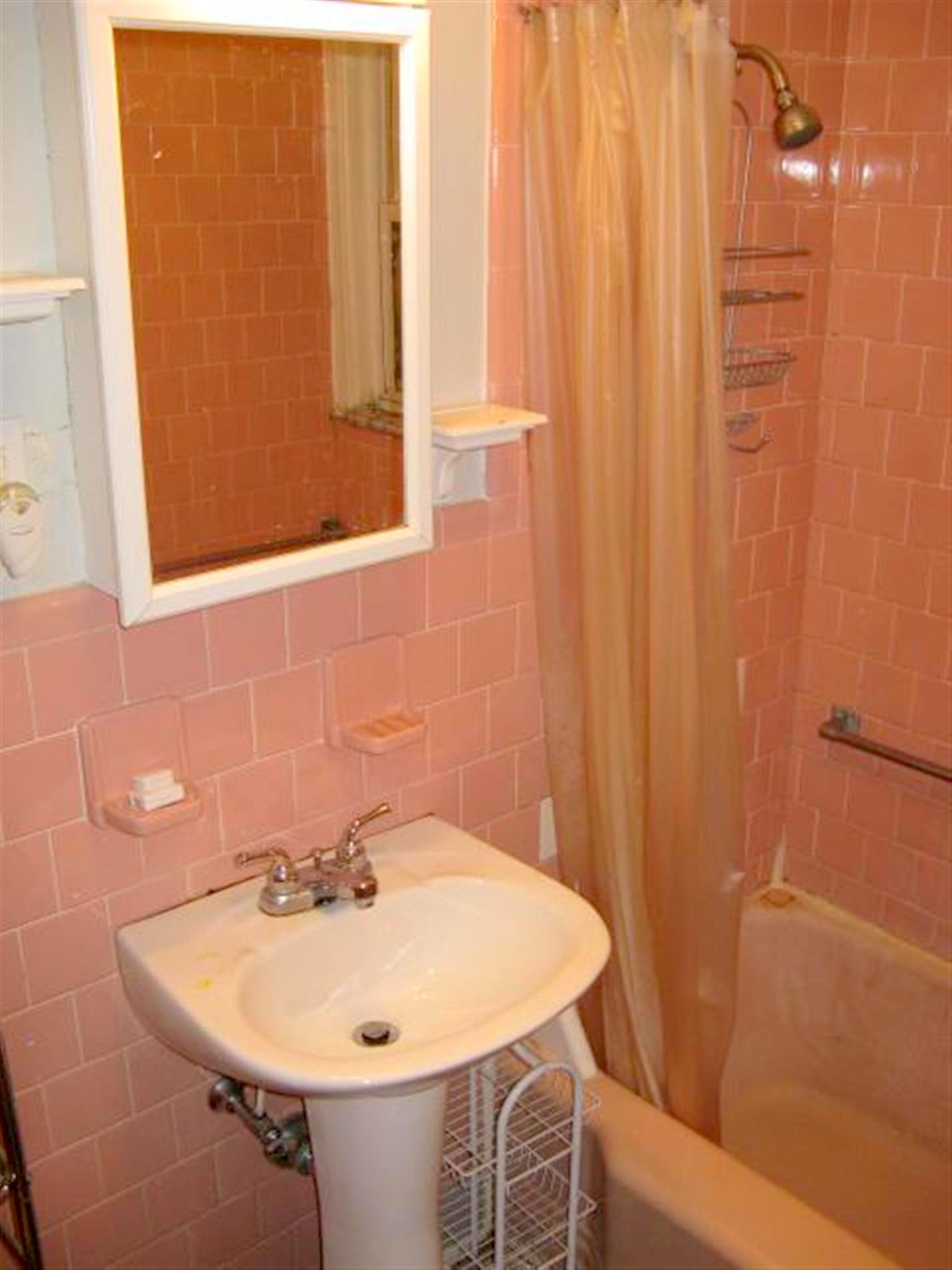 2.5 bed, 1 bath apartment for rent at 19 Quincy St Unit 19, Medford — photo 5 of 8